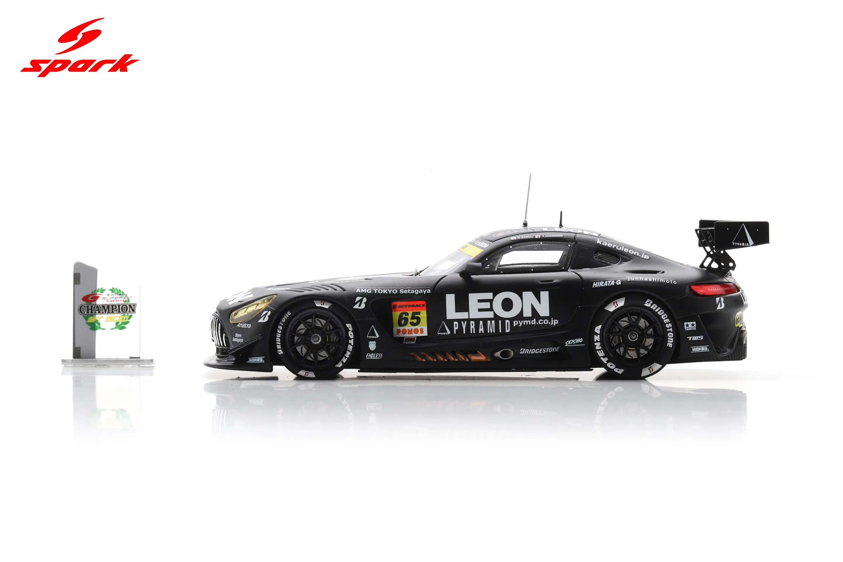 LEON PYRAMID AMG K2 R&D LEON RACING No.65 GT300 Class Champion SUPER GT 2025 N. Gamou - T. Suganami with Champion board