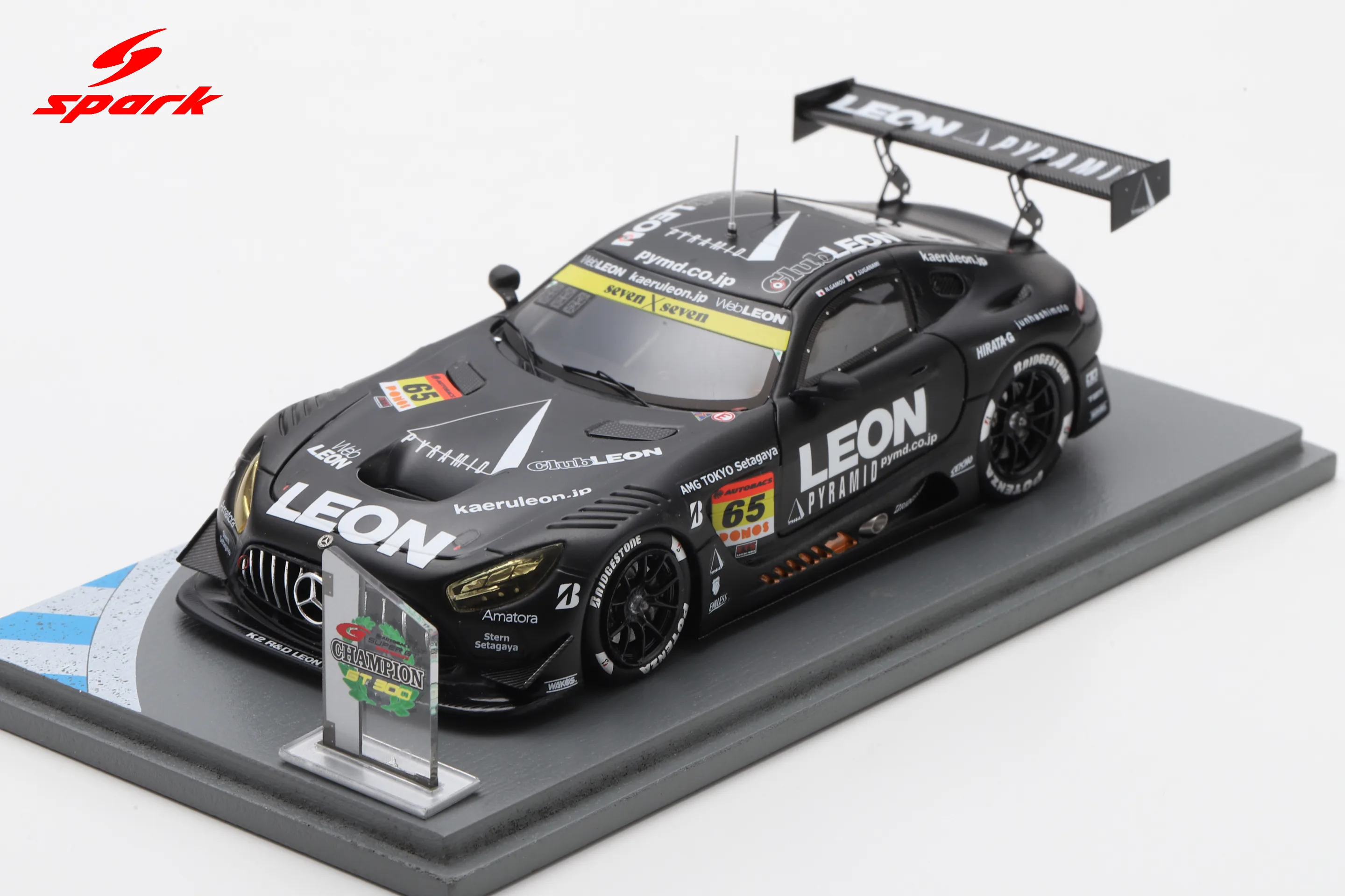 LEON PYRAMID AMG K2 R&D LEON RACING No.65 GT300 Class Champion SUPER GT 2025 N. Gamou - T. Suganami with Champion board